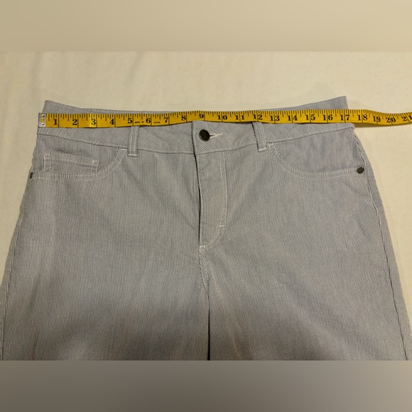 Riders by Lee, mid rise stretch, seersucker pattern, approx size 14 - Picture 4 of 7